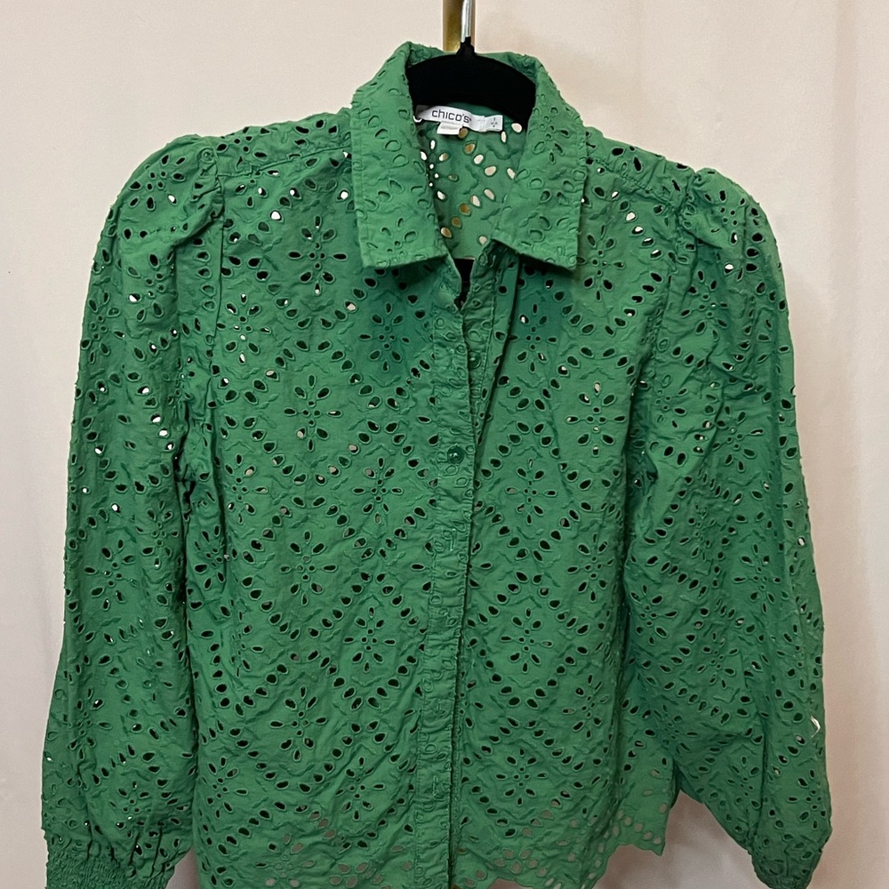 Chico’s eyelet billow sleeve shirt, green, size 8, 19” pit to pit  (B4) - Picture 4 of 7